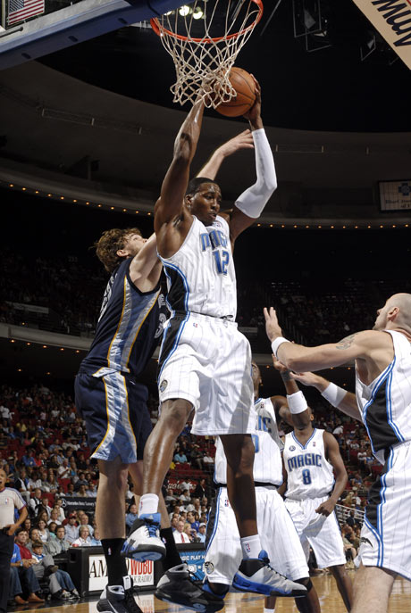 防守能力惊艳！火箭侧翼新援虽无三分命中依然稳健贡献（防守端亮眼！火箭侧翼新援三分失准仍稳健发挥）