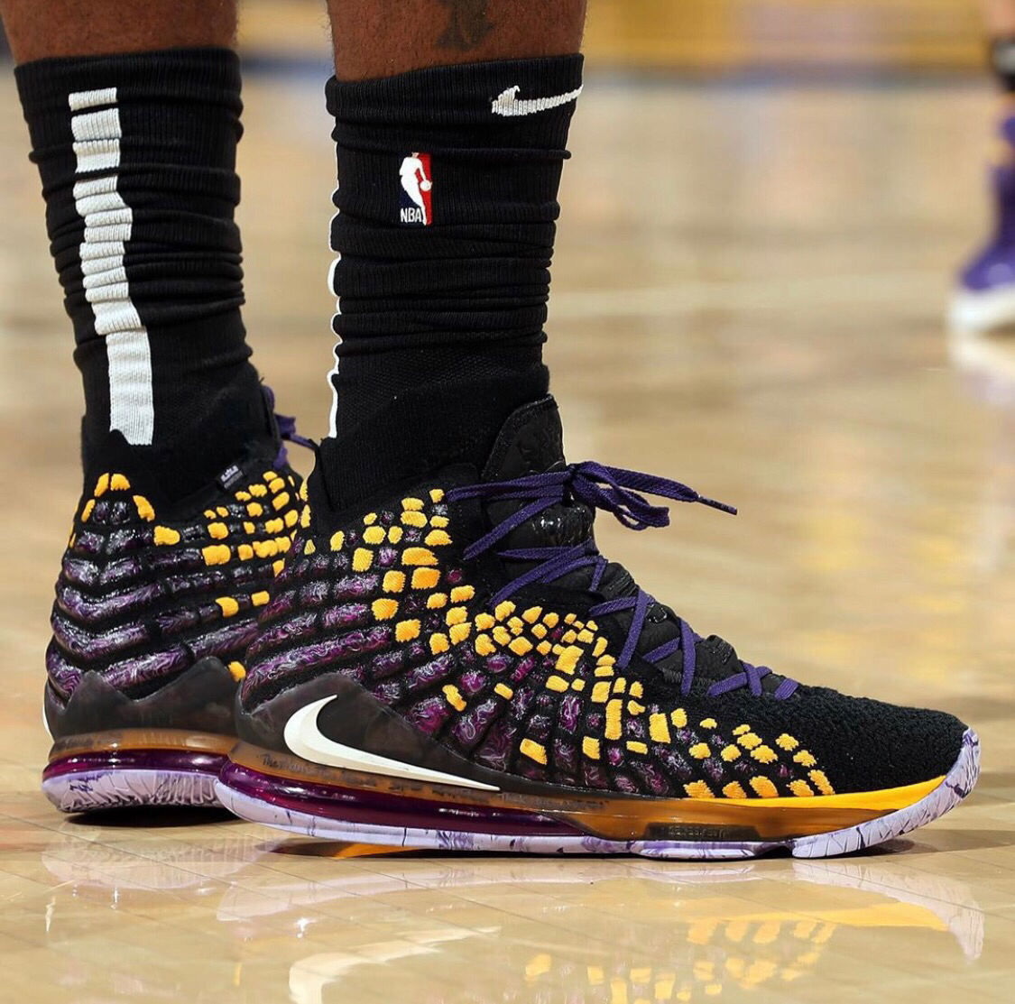 自吉鲁以来，姆巴佩是首位欧冠上演大四喜的法国球员（姆巴佩成为继吉鲁之后首位在欧冠上演大四喜的法国球员）