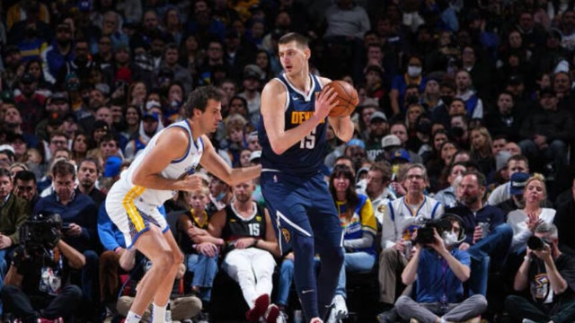 曼联考虑签下巴莱巴，期待填补中场空缺，暂无戈麦斯交易计划。（曼联有意引进巴莱巴补强中场，戈麦斯转会暂不推进）