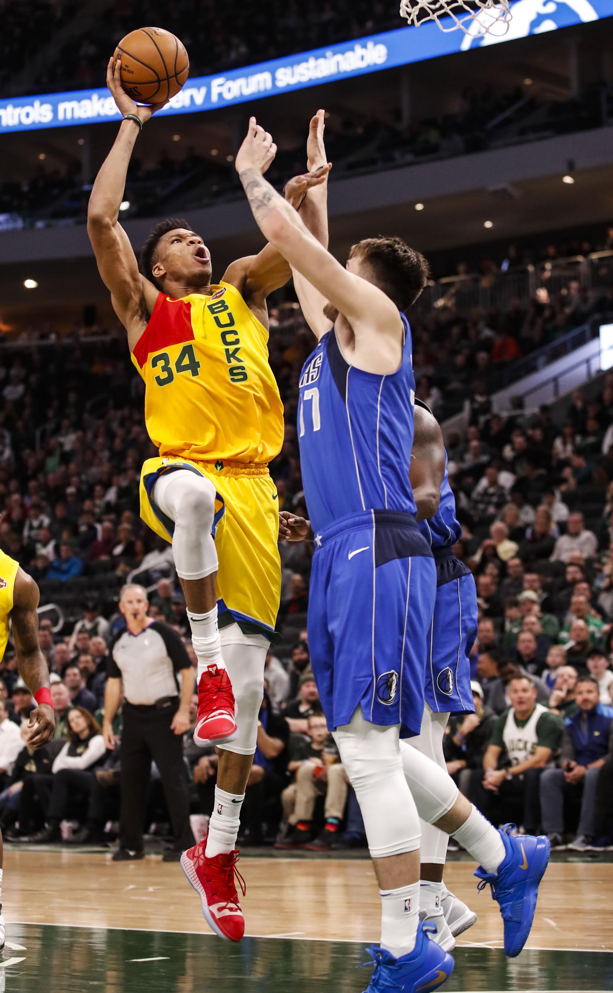 活塞队史35+10+10场次：康宁汉姆2场，其他球员合计2场（活塞队史35+10+10次数：康宁汉姆2场，其余球员合计2场）