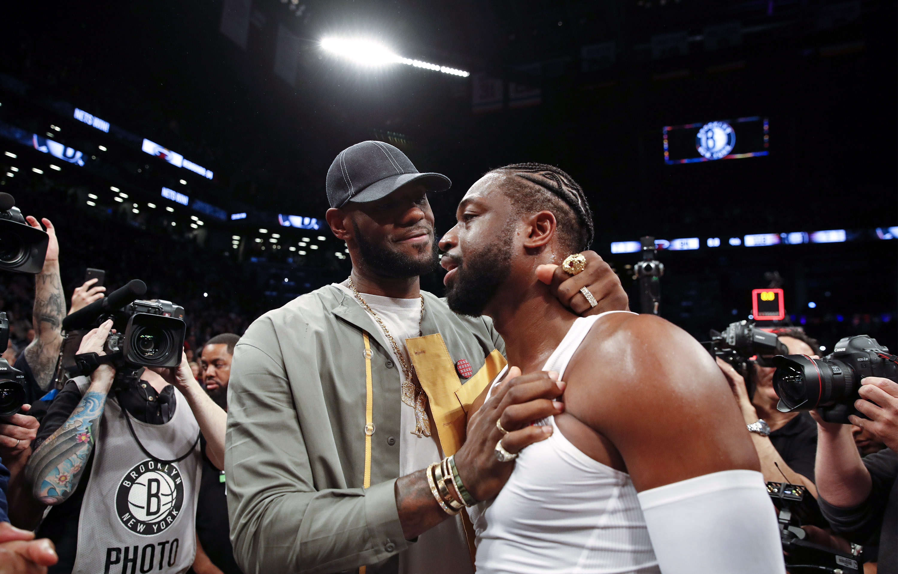 意甲最新积分战报 那不勒绝杀尤文 超国米1分登顶 罗马连败仍第4（意甲积分榜最新局势：那不勒斯绝杀尤文，反超国米1分登顶，罗马连败仍守第4）