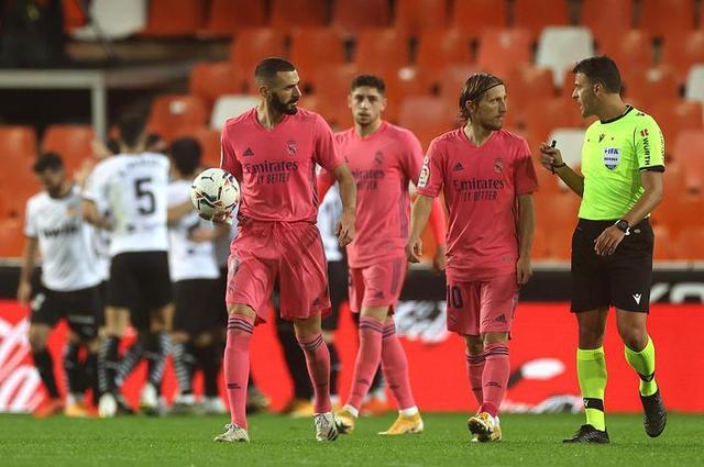 利物浦欧冠小组／联赛阶段近22场主场赢下20场，且近12场全胜（利物浦欧冠小组赛／联赛阶段主场近22战20胜，豪取12连胜）